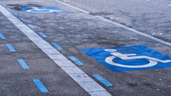Il disabile munito del contrassegno invalidi pu circolare anche nella corsia riservata ai bus