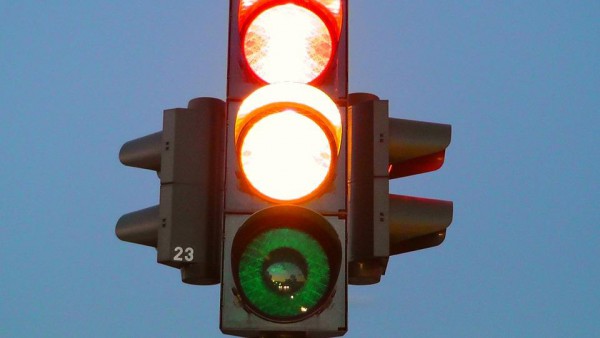 Cds : no alla prosecuzione della marcia se il semaforo  giallo