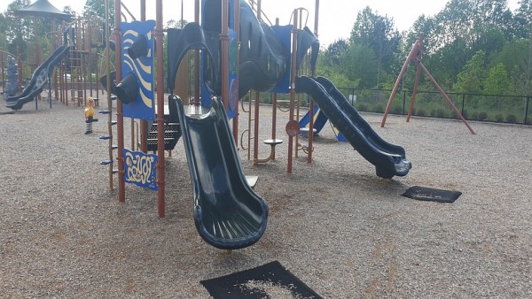 Il Comune non  responsabile se un bambino cade in un parco giochi: gli adulti devono vigilare.