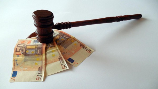 Cassazione: ribaditi i criteri di liquidazione del compenso al legale a cui si deve attenere il giudice