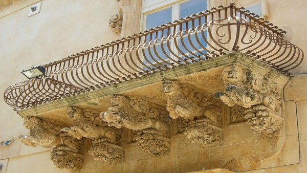 Condominio: il rivestimento del balcone con funzione estetica rientra tra i beni comuni