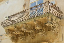 Condominio: il rivestimento del balcone con funzione estetica rientra tra i beni comuni