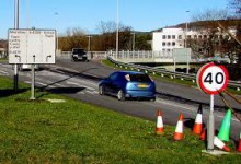 Qual  la regola di condotta se la strada a doppio senso ha un solo segnale di limite di velocit