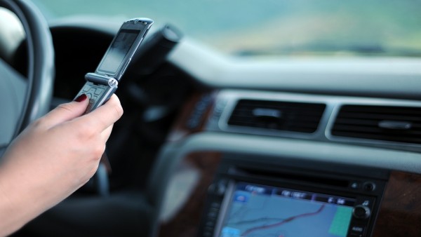 Multa per uso del cellulare alla guida : valore probatorio del verbale della Polizia Locale