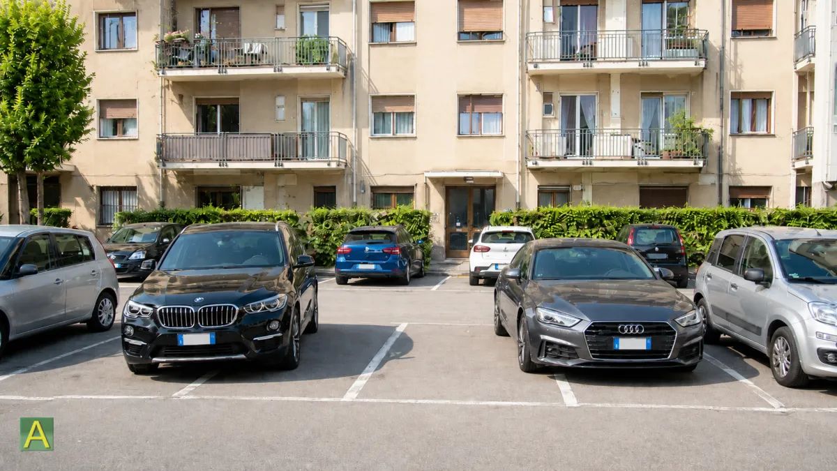 Parcheggio nel cortile condominiale: uso esclusivo stabile vietato senza titolo