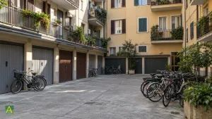 Condominio, biciclette nel cortile comune: sì alla collocazione ordinata se non lede il pari uso