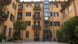 Ascensore condominiale: obbligatorio il rispetto delle distanze da finestre preesistenti