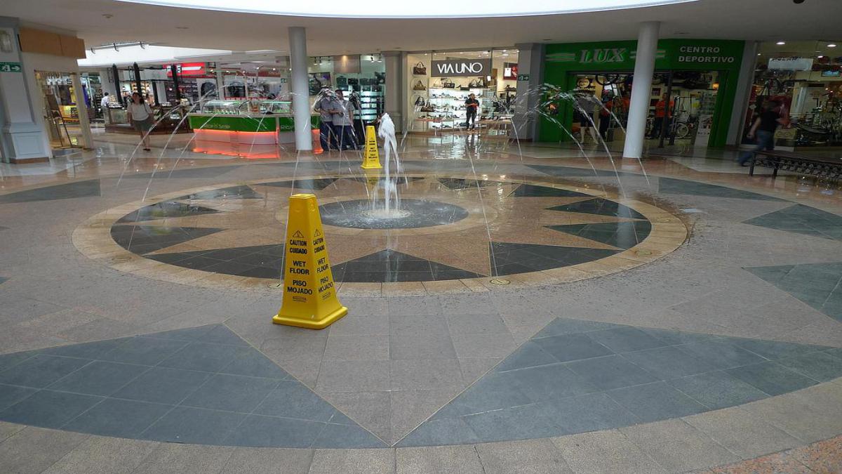 Cliente cade sul pavimento bagnato? responsabile il direttore del supermercato