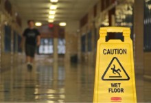 Alunna scivola sul pavimento bagnato: responsabilità contrattuale della scuola
